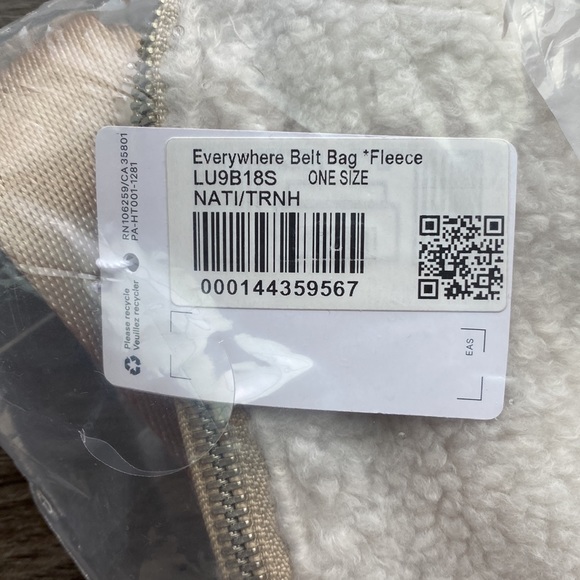 NWT Lululemon everywhere fleece belt bag Natural Ivory - Picture 6 of 7